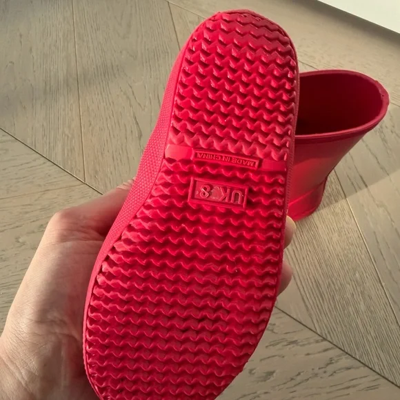 Hunter Bold Red Waterproof Boots - Picture 4 of 4
